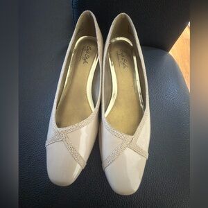 Soft Style Women's Beige Patent Ballet Flats
